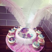 picture cake with cupcakes - licky lips cakes liverpool